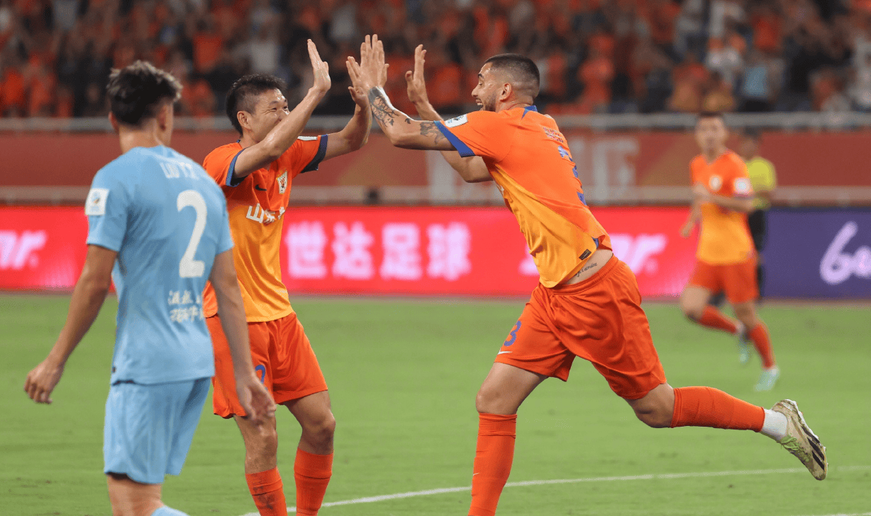 精彩纷呈的比赛场面深深吸引了球迷们的眼球的简单介绍