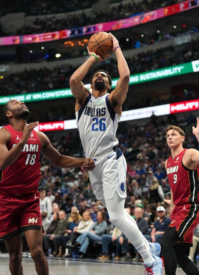 B体育体育直播-篮网主场失利，斯宾塞-丁维迪全场21分抢眼表现