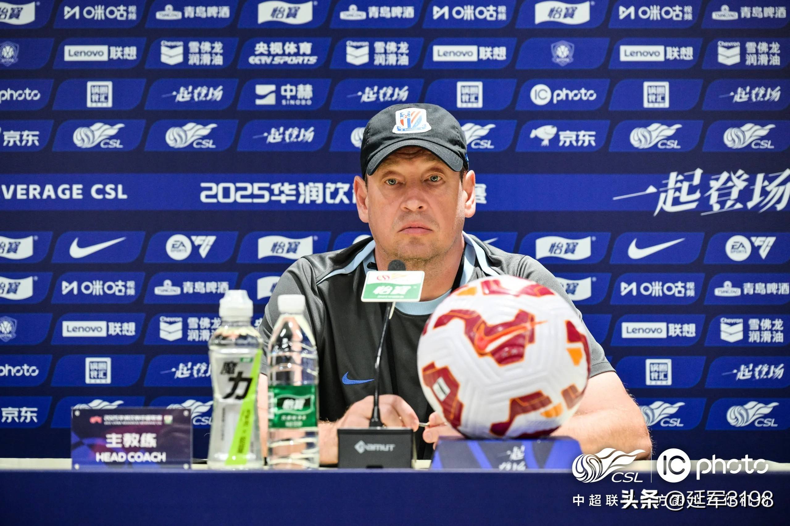 一支球队在国际大赛中斩获胜利，赢得掌声与赞誉的简单介绍