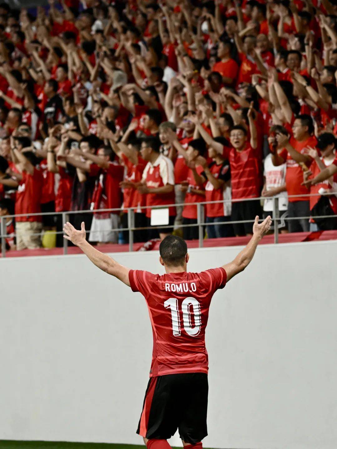 足球赛场掀起高潮，球员表现出色的简单介绍