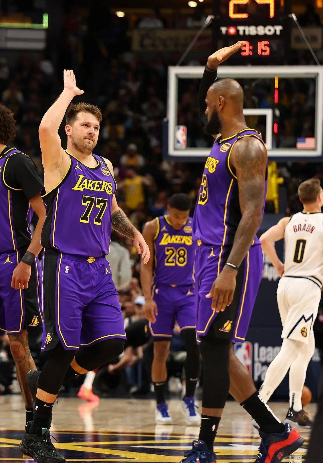 B体育体育链接-湖人集体发威，全队四人上演20+表现夺胜