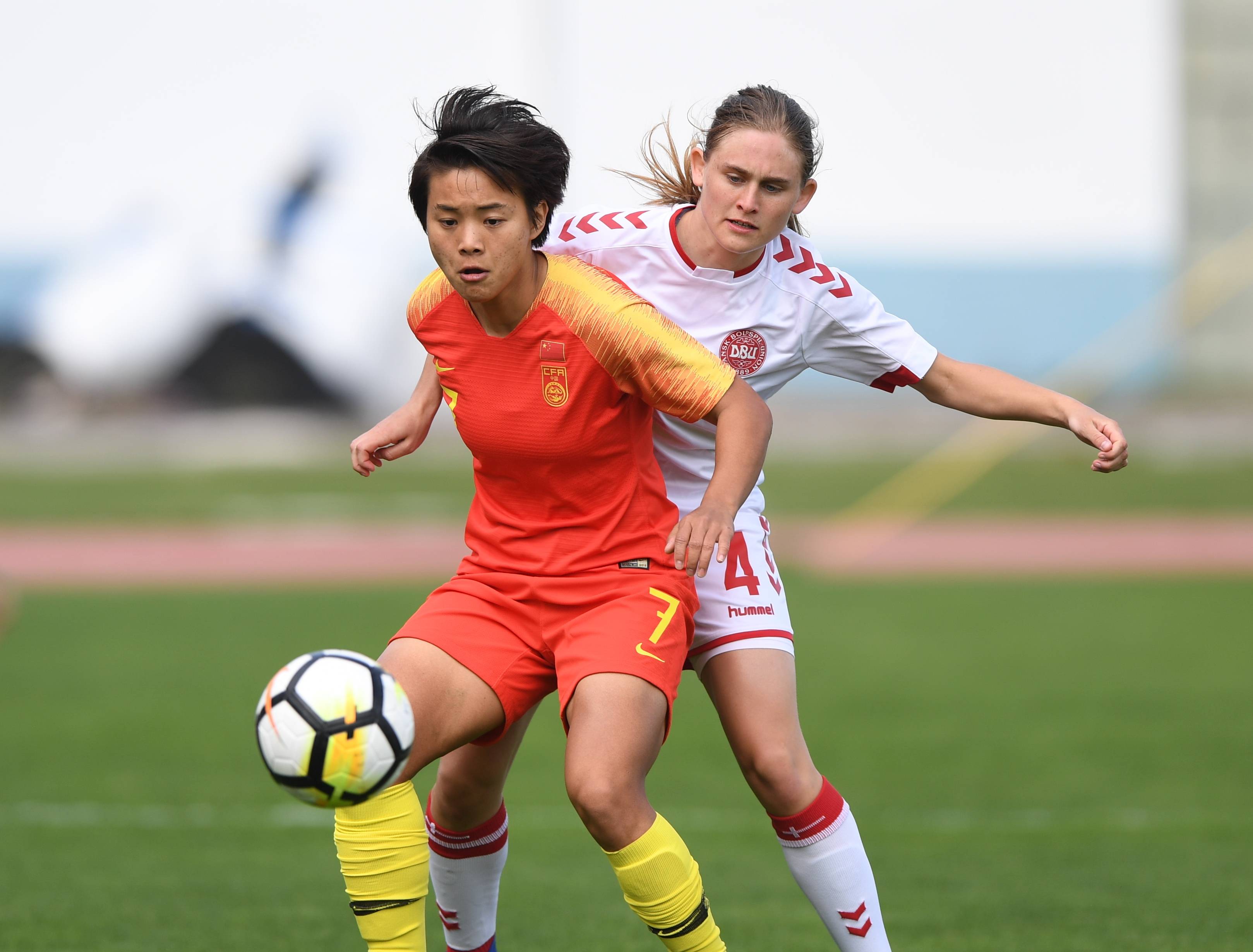 B体育体育官方入口-神奇进球！女足赛场惊艳亮相