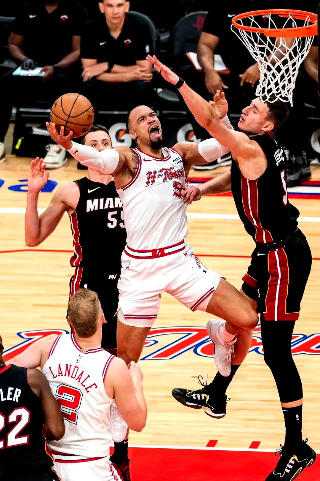 热火击败活塞，继续保持不败纪录